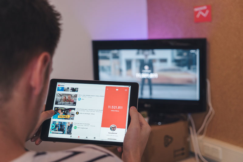 Muž sledující YouTube.