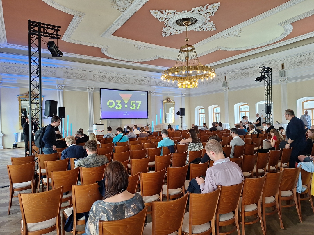 SEO Restart 2025 – fotka z konference, sál s lidmi
