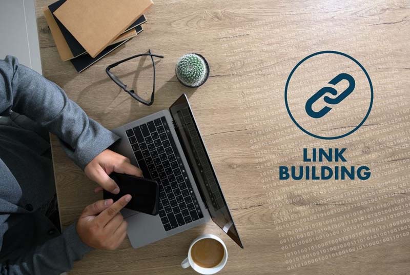 muž si na mobilu hledá, co je linkbuilding