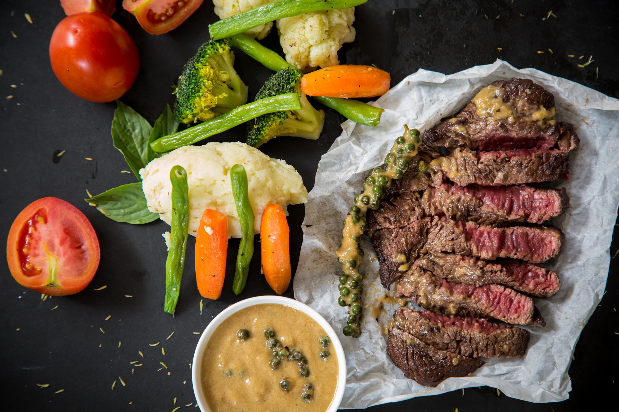 Steak se zeleninu a pepřovou omáčkou